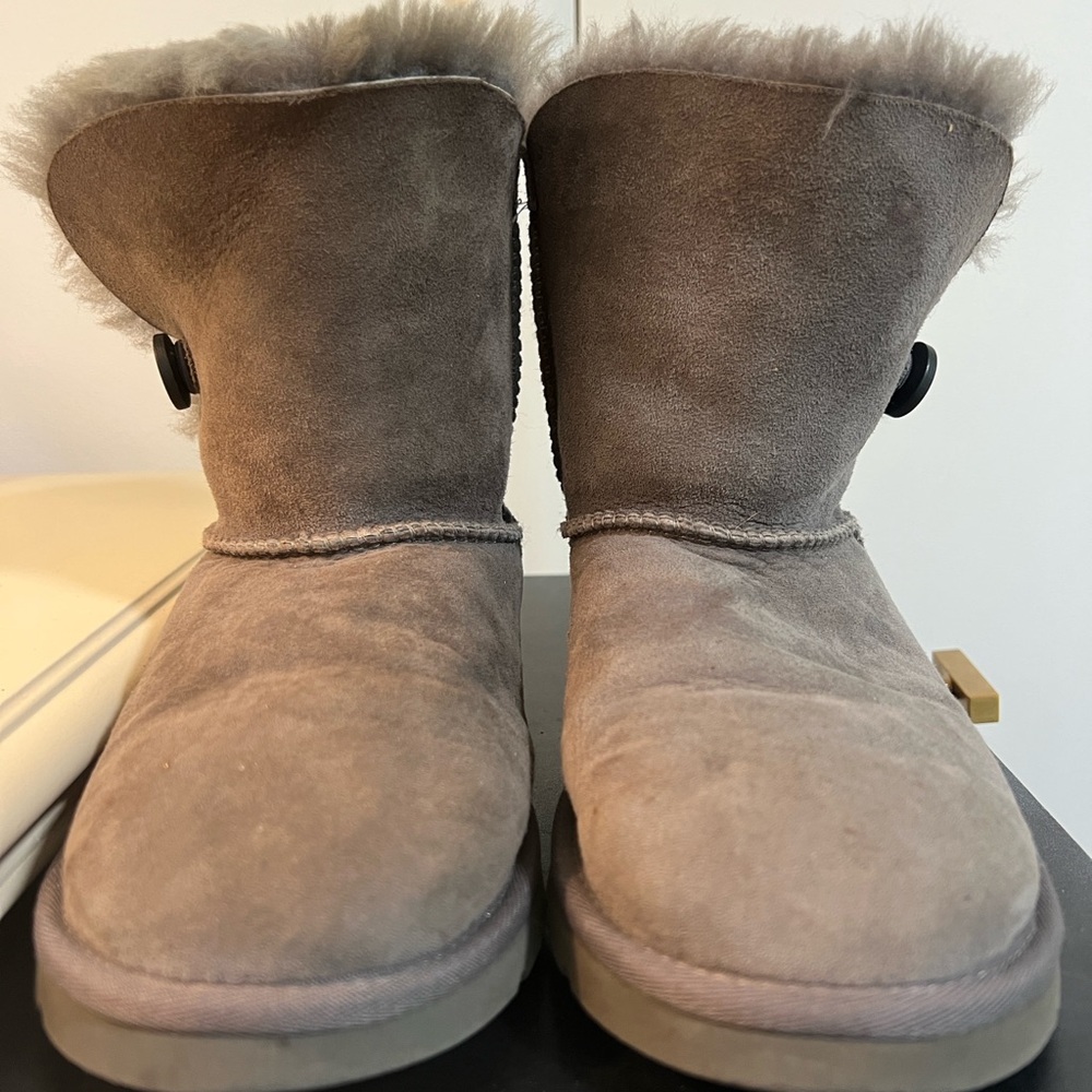UGG Gray Bailey Button II Ankle Boots with Fur Trim Size 6 women’s